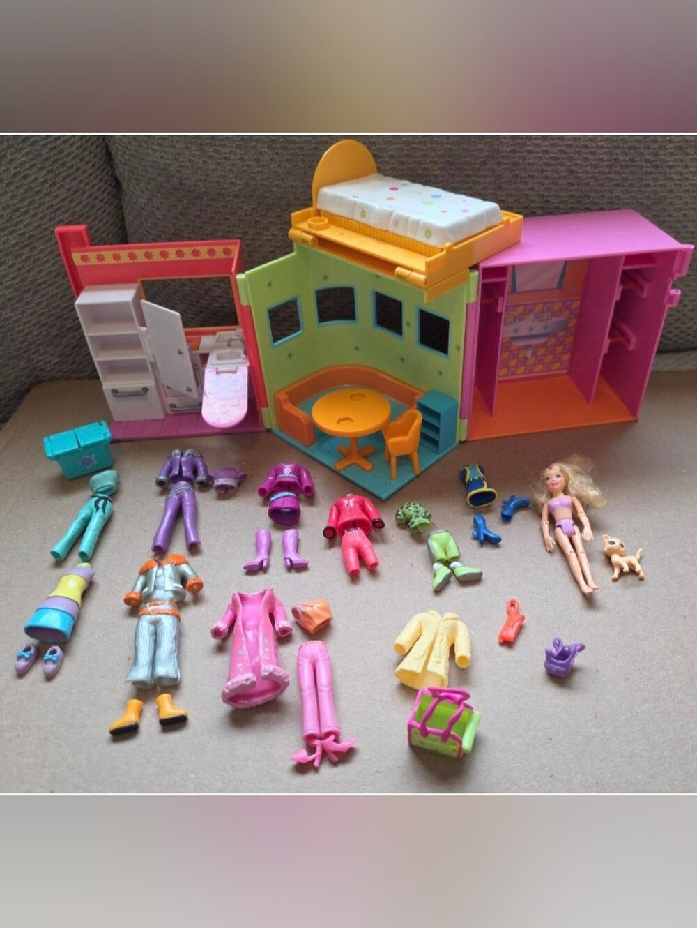 Vintage early-2000s Polly Pocket-style fold-out house/home playset/ Accessories